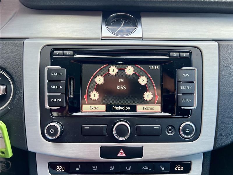 Volkswagen Passat 2,0 TDi DSG HIGHLINE / NAVI - fotka 28 z 42
