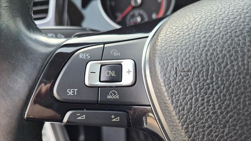 Volkswagen Golf 1,6 TDI DSG COMFORTLINE ČR - fotka 17 z 23