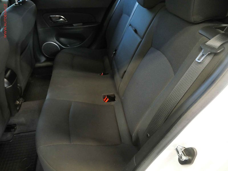 Chevrolet Cruze (2012) 1.6i, 1.maj,ČR, AC, STK7/28 - fotka 10 z 17