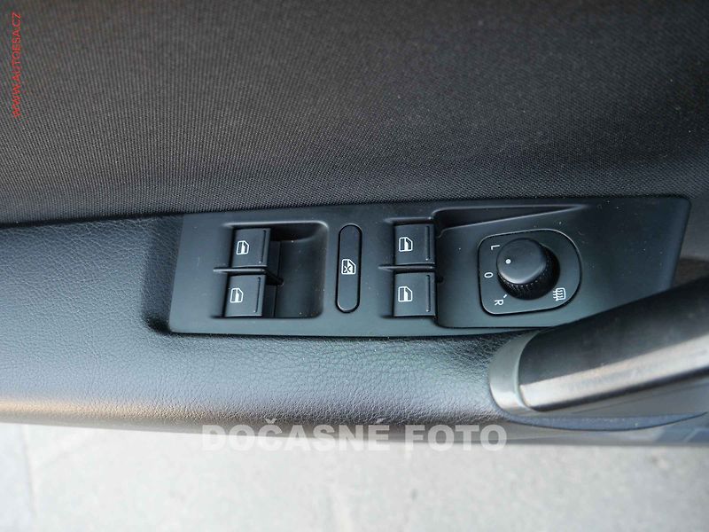 Volkswagen Passat (2014) 2.0 TDi, Navi, xenon - fotka 14 z 23
