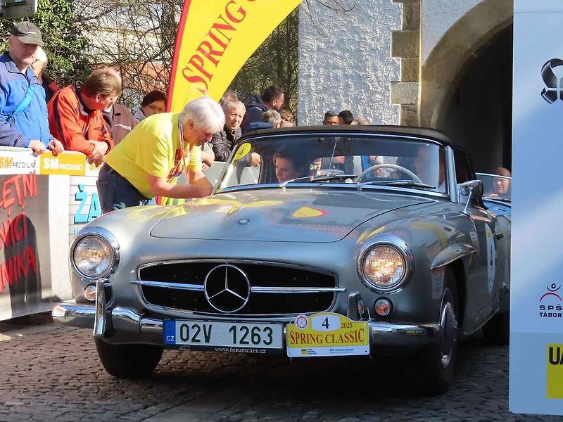 Michal a Jonáš Pavlíčkovi na startu. Rallye Spring Classic startovalo v sobotu 12. dubna dopoledne z jihočeského Tábora. Na trasu 231 kilometrů vyrazilo 100 posádek.