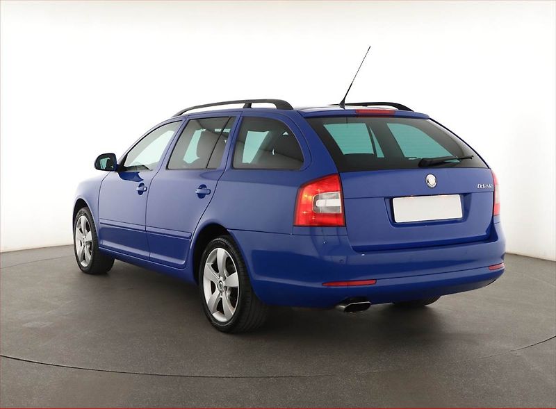 Škoda Octavia (2009) 1.6, Tempomat, Park. senzory - fotka 4 z 14