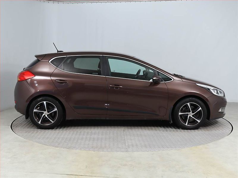 Kia Ceed (2012) 1.6 CRDi, Serv.kniha, Tempomat - fotka 6 z 17