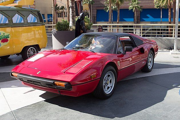 Ferrari 308 GTSi, které si zahrálo v seriálu Magnum., zdroj: Wikimedia Commons, Pat Loika, CC BY-SA 2.0