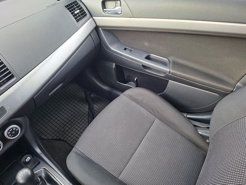 Mitsubishi Lancer (2009) 1.8i 105kW - fotka 13 z 24