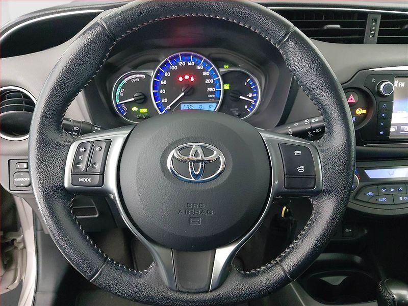 Toyota Yaris (2015) 1.5 Hybrid, Automat - fotka 15 z 16
