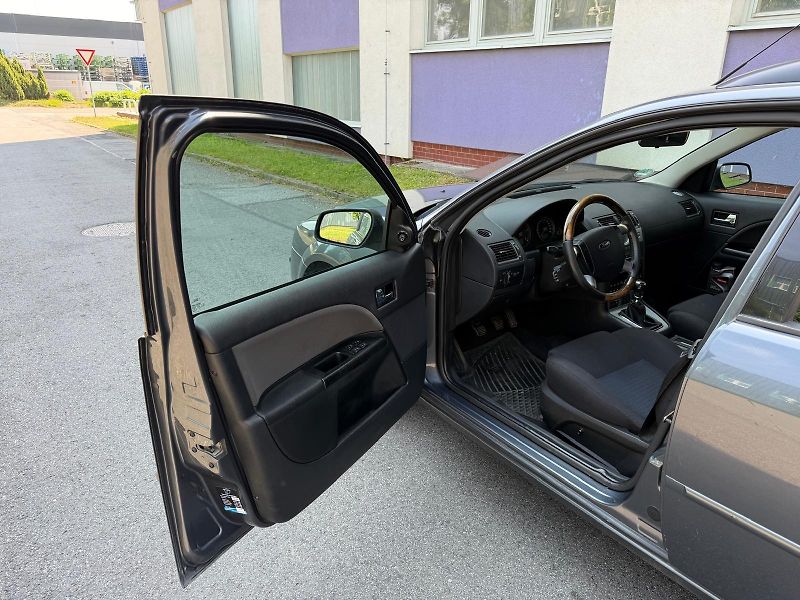 Ford Mondeo 2,0 TDCi Combi / 96 kW / - fotka 8 z 22