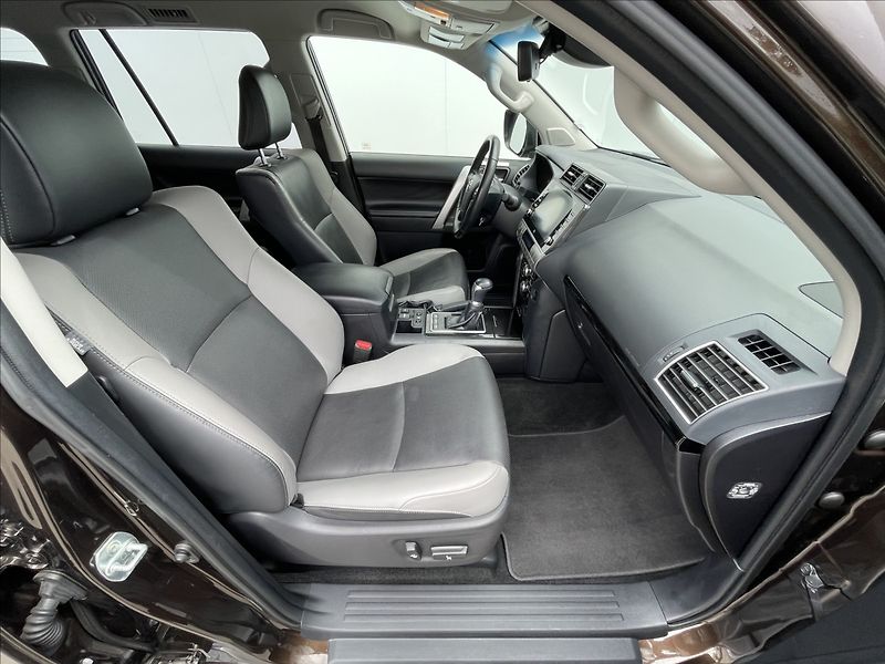 Toyota Land Cruiser 2,8 D4-D AT6 Executive NAVI - fotka 18 z 24