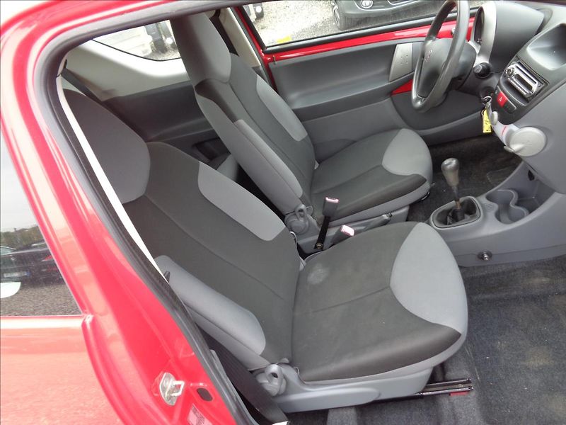 Peugeot 107 1,0 - fotka 8 z 13