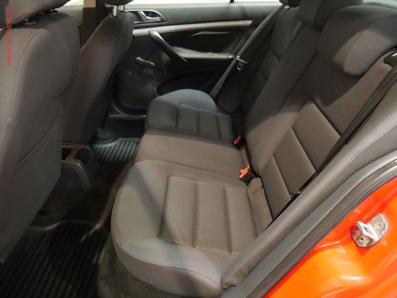 Škoda Octavia (2005) 1.9TDi, 2.maj,ČR, Ambiente - fotka 10 z 14