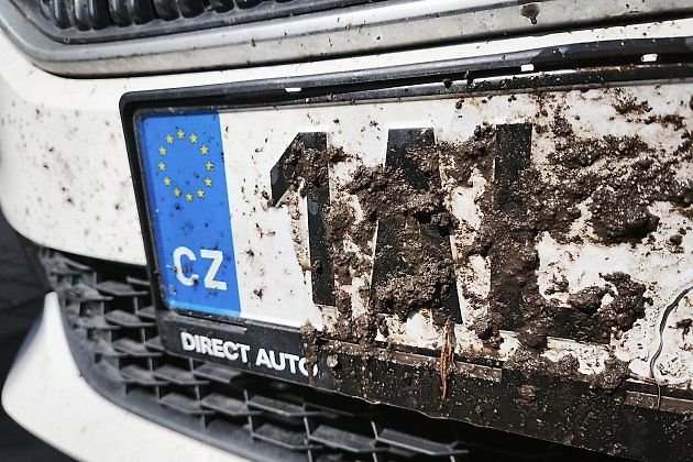 SPZ, značka, auto, špína, bahno., zdroj: Deník / Petr Vaňous