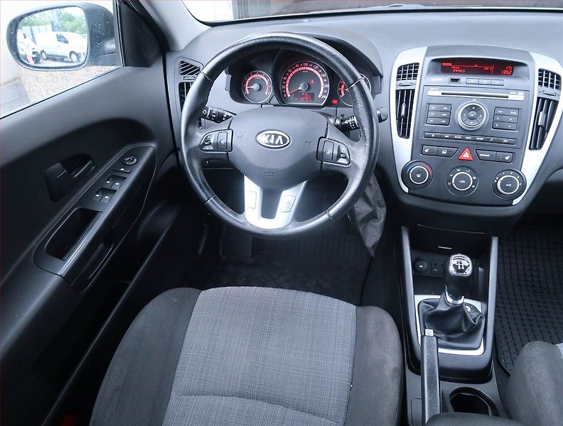 Kia Ceed (2010) EX 1.4 CVVT, ČR,1.maj - fotka 7 z 14