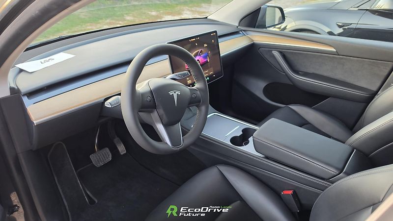 Tesla Model Y (2022) LR Dual Motor - fotka 8 z 12