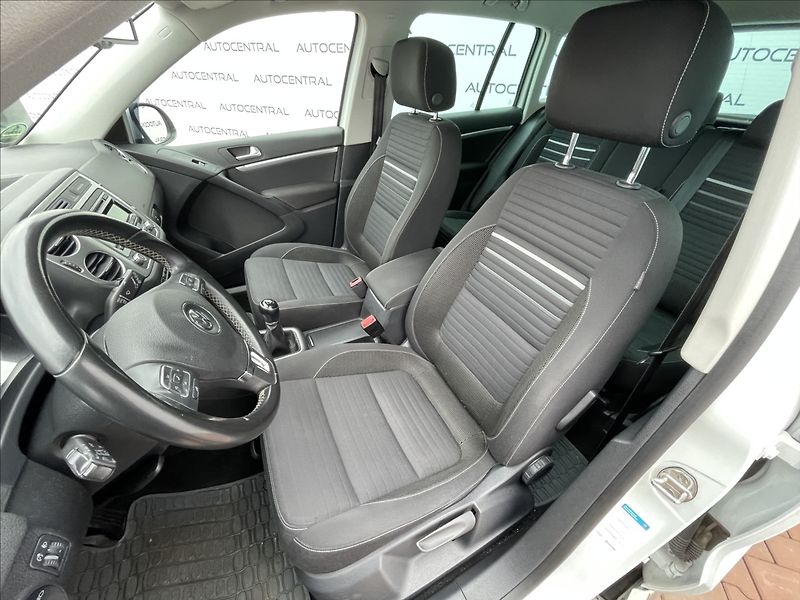 Volkswagen Tiguan 2,0 TDi,103kW,R-line,4x4,serv. - fotka 10 z 22