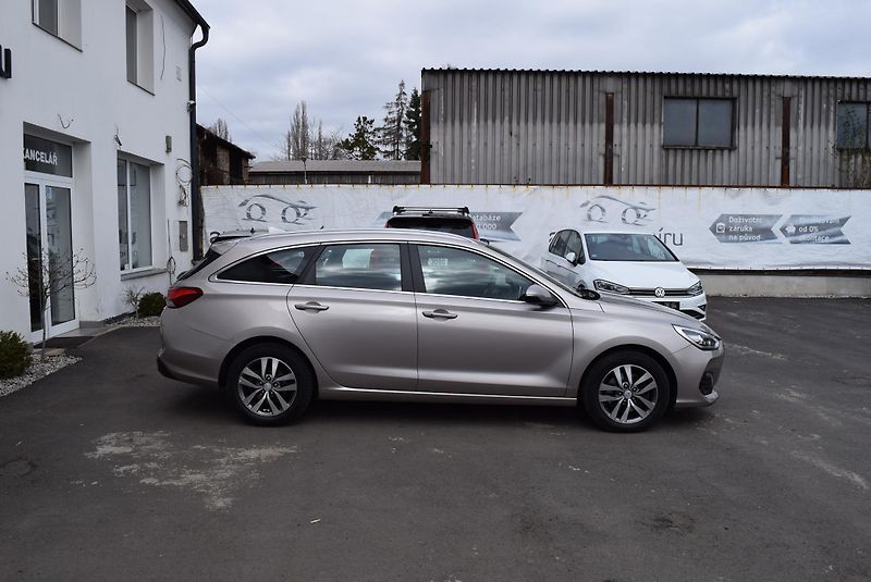 Hyundai i30 (2021) 1.6CRDi 85kw STYLE 7°AUTOMAT - fotka 6 z 49