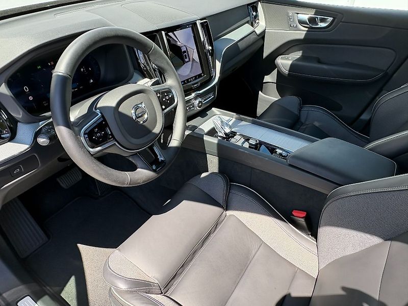 Volvo XC60 Plus Dark B5 AWD 184kW - fotka 16 z 26