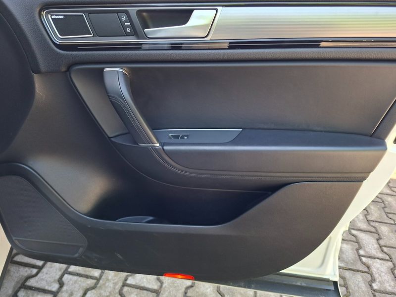 Volkswagen Touareg (2015) 4.2TDI 250kW R-LINE -ČR - fotka 27 z 48