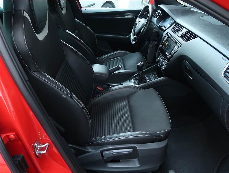 Škoda Octavia (2015) 2.0 TDI, Kůže, Navi, Bi-Xenony - fotka 9 z 19
