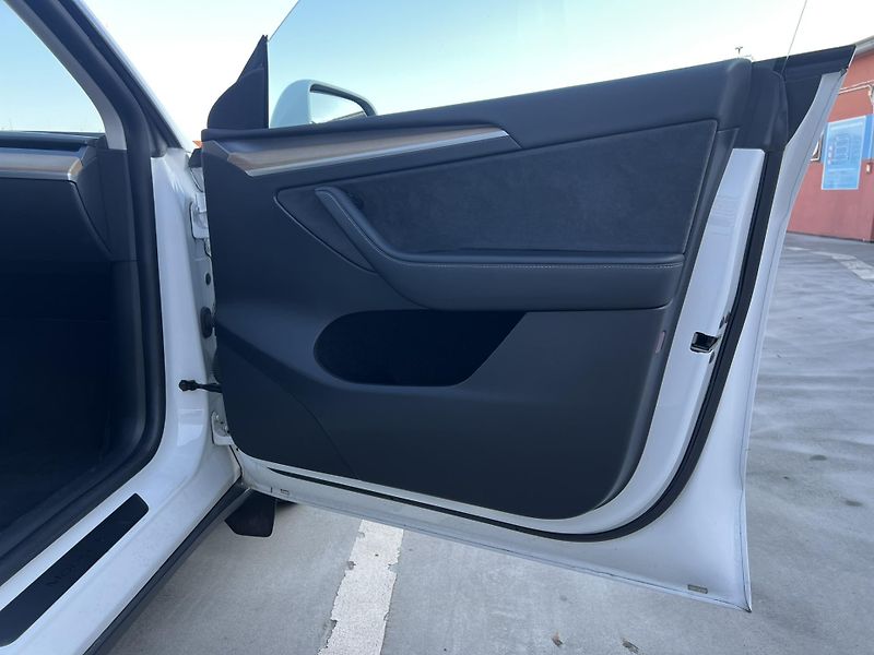 Tesla Model Y Long Range AWD 91% SOH - fotka 19 z 21