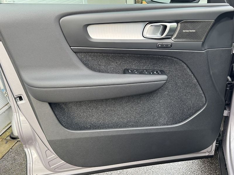Volvo XC40 (2026) PLUS DARK B3, 360°, PIXEL LED - fotka 8 z 20