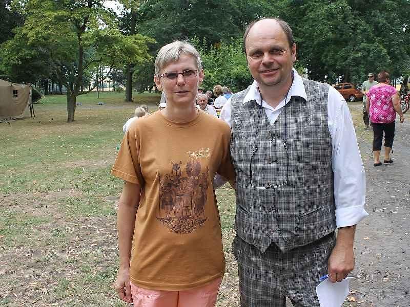 Nablýskané historické motocykly a automobily zdobily v sobotu prostranství zámku v Neplachovicích. Konala se zde již devátá Cisarská veterán rallye.