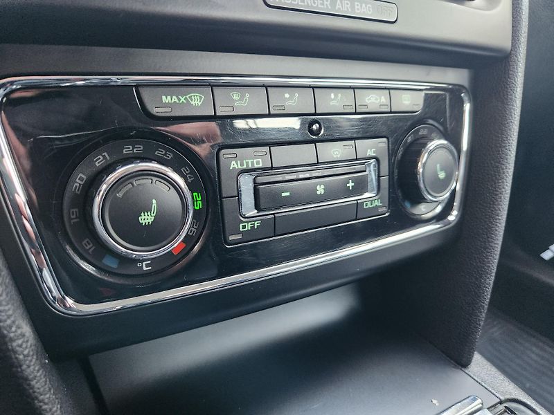 Škoda Superb 2.0-PRAV.SERVIS-TOP VÝBAVA - fotka 33 z 37