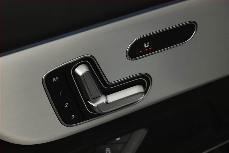 Mercedes-Benz GLA (2025) 200 d, AMG LINE, KEYLESS - fotka 13 z 19