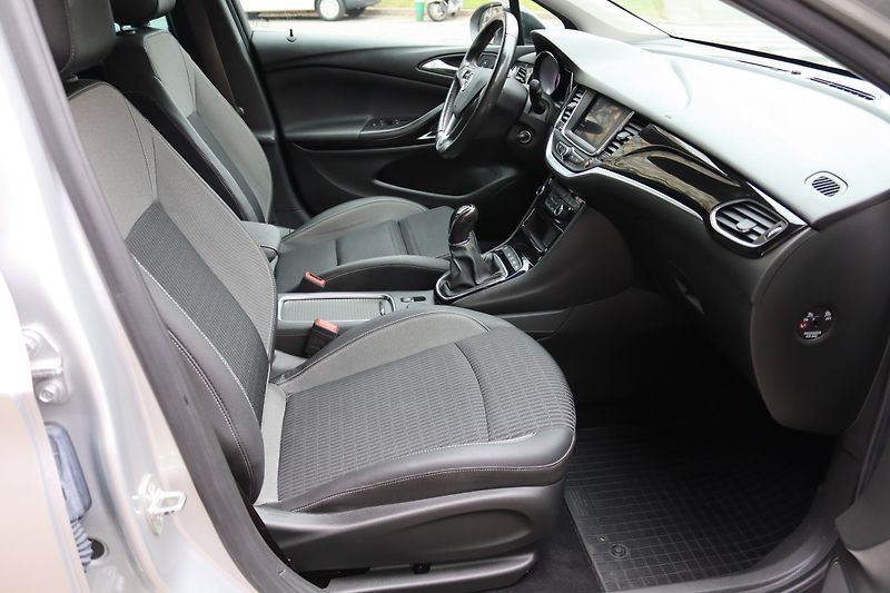 Opel Astra SPORTS TOURER+ 1.2 81kW - fotka 48 z 50