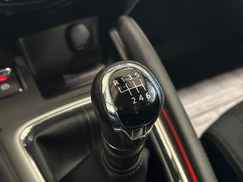 Nissan Qashqai 1,2 DIG-T Acenta - fotka 12 z 17