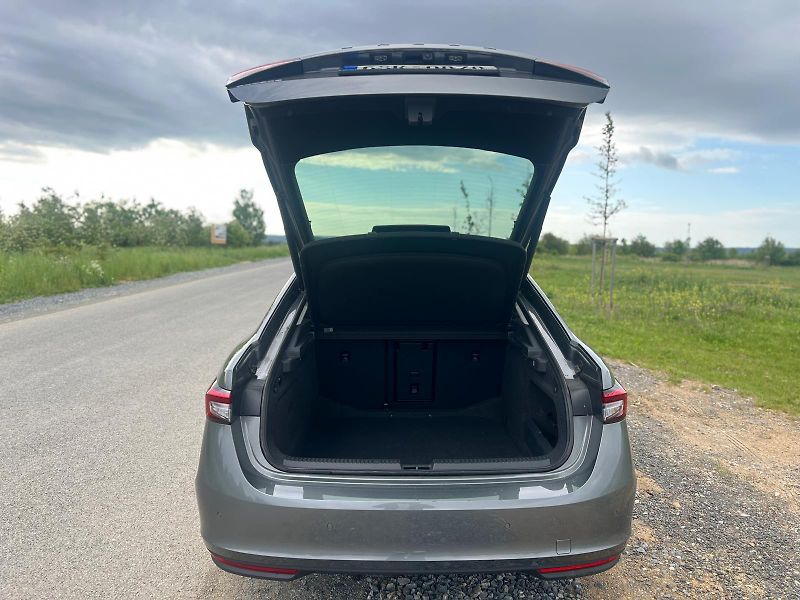 Škoda Superb 2.0 TDi Selection ČR - fotka 11 z 14