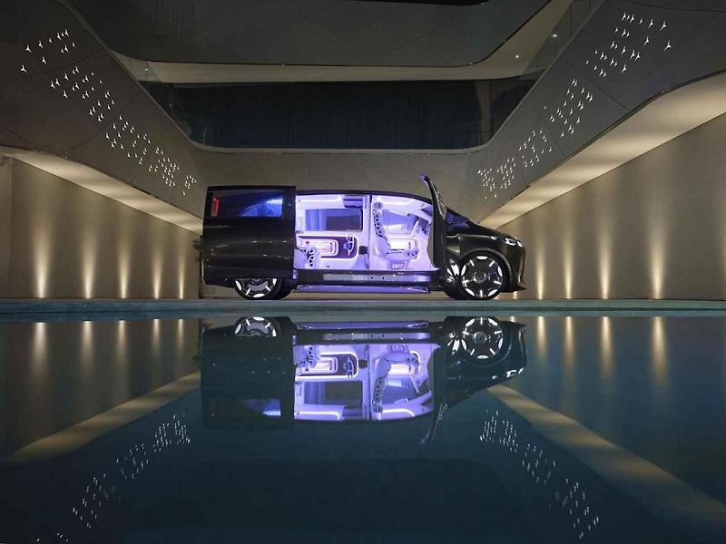 Nový Mercedes-Benz VLS bude luxusní dodávka. Zadní část připomíná obývací pokoj.
