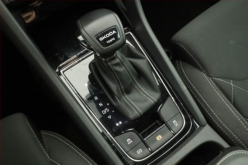Škoda Karoq (2025) 2.0 TDI, SPORTLINE, 4X4 - fotka 17 z 21