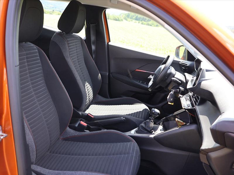 Peugeot 2008 1,2 PT 74kW CZ Klima ACTIVE - fotka 12 z 34