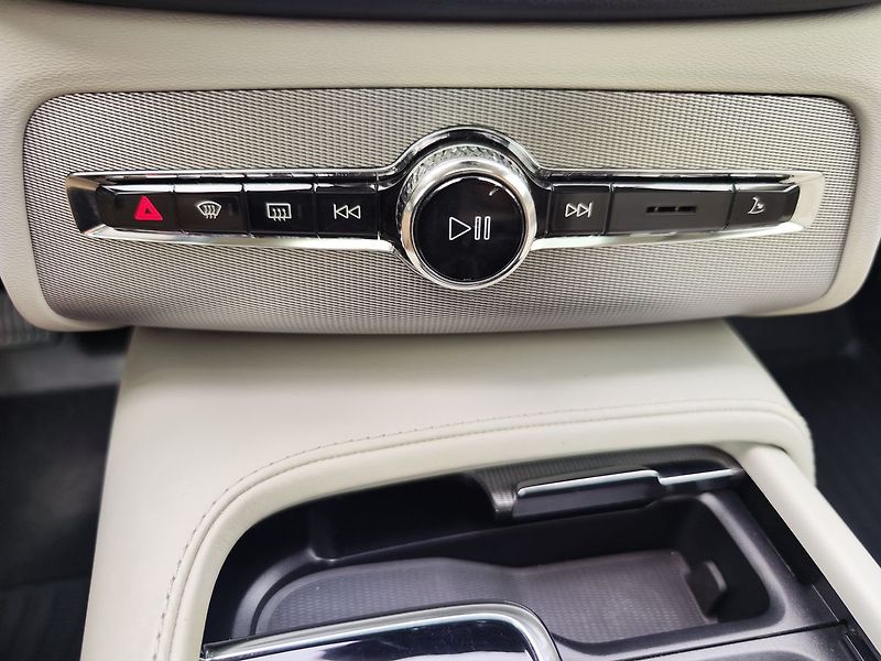 Volvo XC90 D5 2.0/173kW Inscription AT 4x - fotka 33 z 47