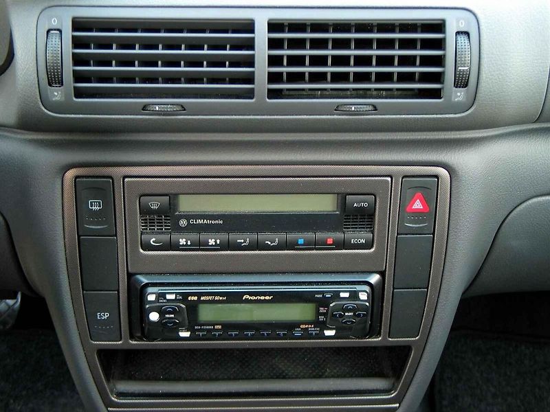 Starší vozy koncernu Volkswagen se systémem Climatronic mohou na displeji klimatizace zobrazit i servisní a diagnostické údaje. U některých verzí se do skrytého menu vstupuje kombinací tlačítek přímo na panelu.