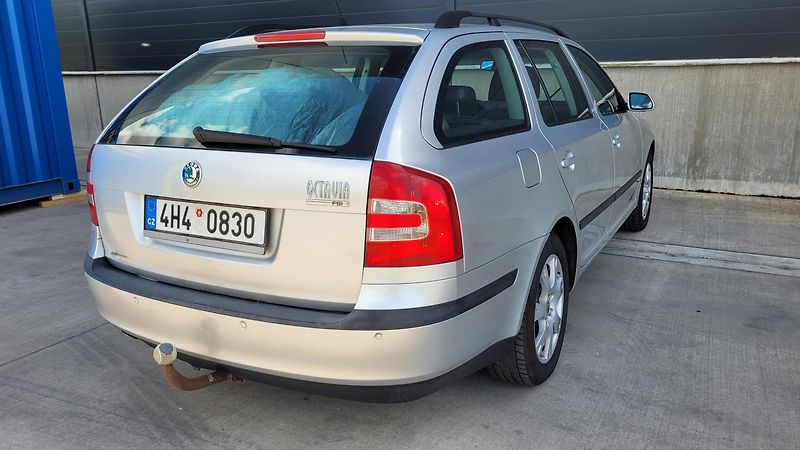 Škoda Octavia 1,6 FSI 85 KW ELEGANCE - fotka 10 z 23