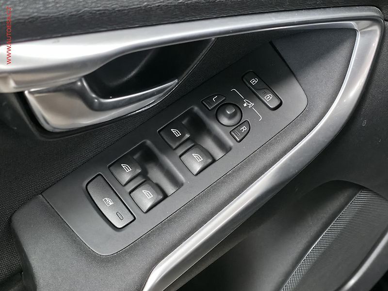 Volvo V40 (2015) 2.0d, Xenon, AC - fotka 16 z 16