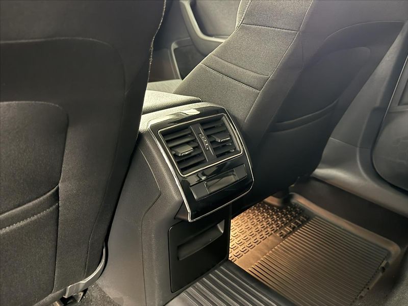 Škoda Superb 2,0 TDI ČR DSG NAVI CARPLAY - fotka 26 z 35
