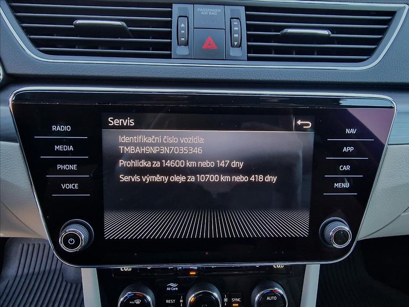 Škoda Superb 2.0TDI DSG Style,ČR,1.Majitel - fotka 29 z 50