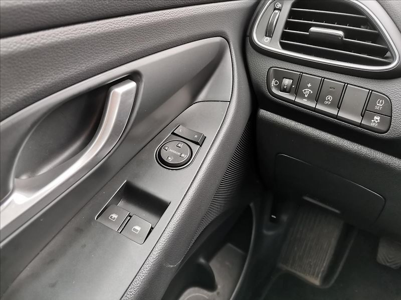 Hyundai i30 1,0 T-GDI Start Plus - fotka 12 z 17
