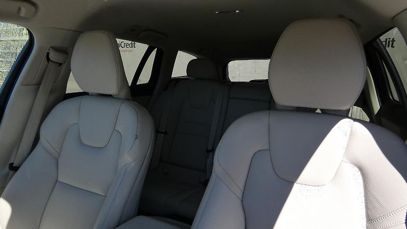 Volvo V60 B4 FWD Momentum Pro Auto - fotka 7 z 24