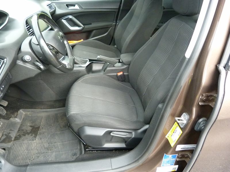 Peugeot 308 1,2 PureTech - fotka 10 z 23