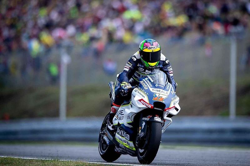 Motocyklová legenda Valentino Rossi při závodě na Masarykově okruhu v roce 2019.