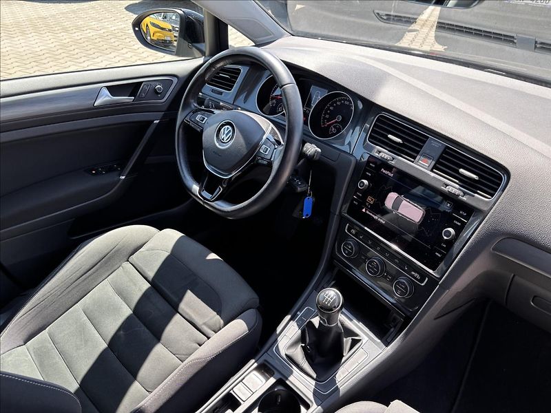 Volkswagen Golf 1,0 TSI 81 kW Comfortline - fotka 21 z 48