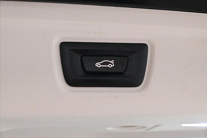 BMW Řada 3 2,0 320d 140 kW Steptronic Zár - fotka 27 z 31