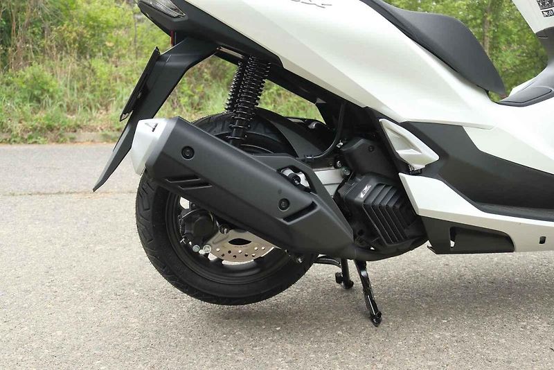 V loňském roce prošla Honda PCX modernizací, vylepšila motor, brzdy i kapotáž.
