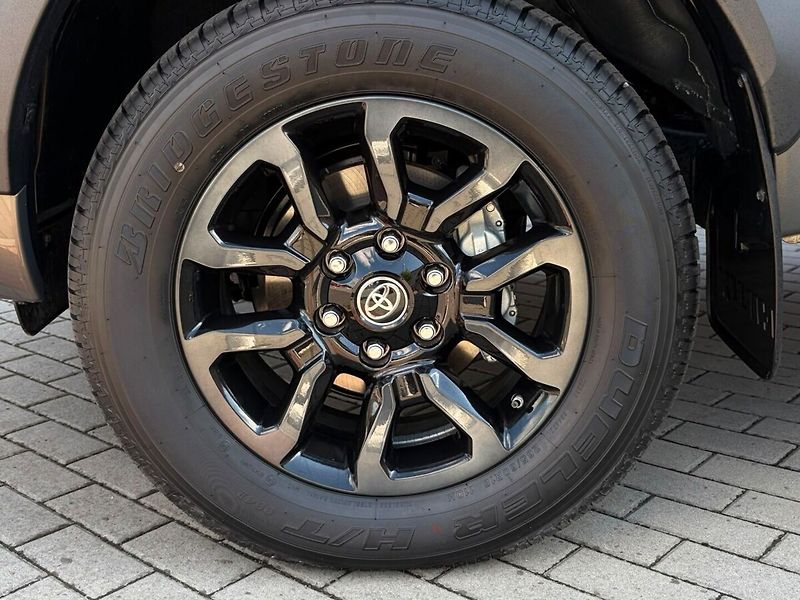 Toyota Hilux 2.8 INVINCIBLE skladem - fotka 16 z 18