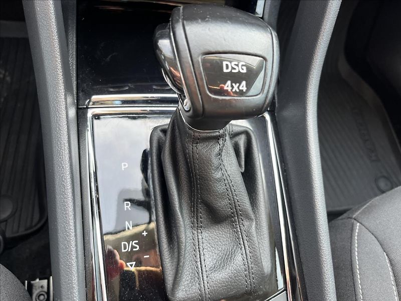 Škoda Karoq 2,0 TDi 110 4x4 DSG TAŽNÉ -DPH - fotka 23 z 47