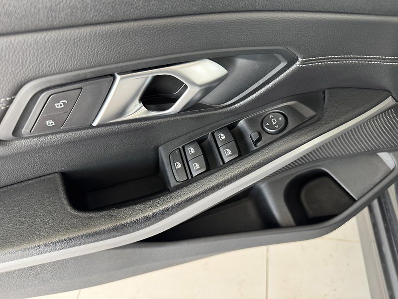 BMW Řada 3 320d 140kW*Kůže*PlnýServis*Taž - fotka 28 z 34