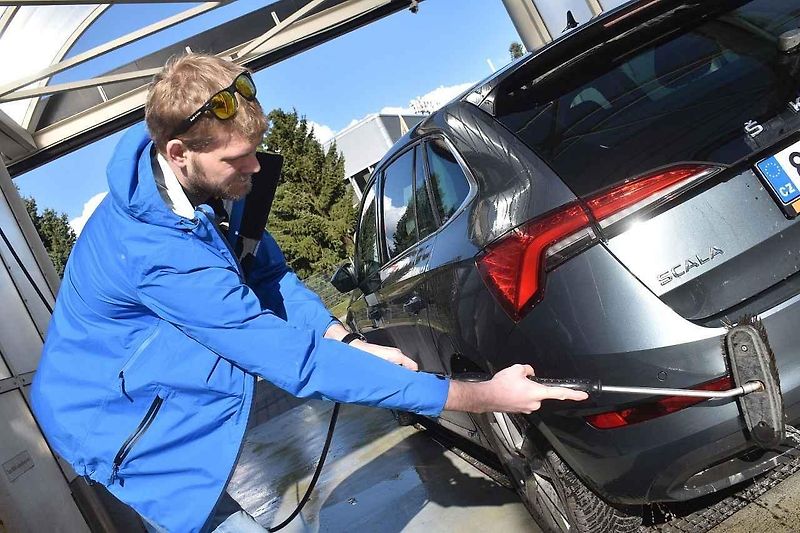 Nejlépe se soli a nečistot zbavíte silným proudem vody